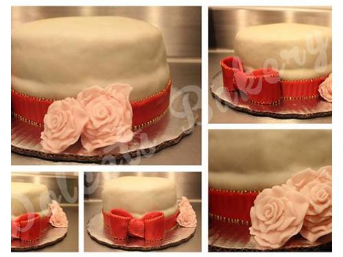 Pastel de fondant blanco de 2 pisos