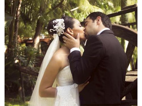 Romántico beso de los novios