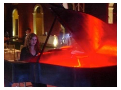 Piano negro de cola para recibir invitados o cena