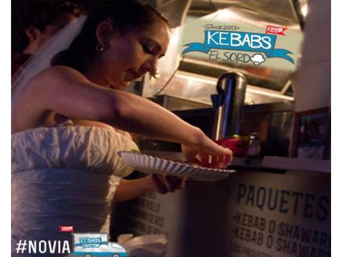 Novia disfrutando kebabs