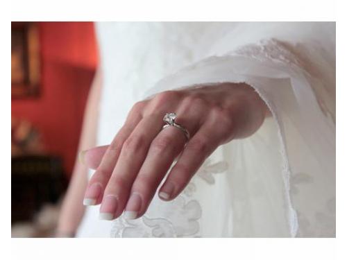 Detalle del anillo de la novia