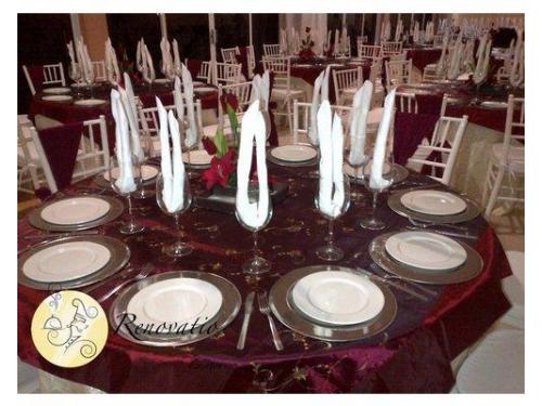 Sobre mantel rojo vino decorado.