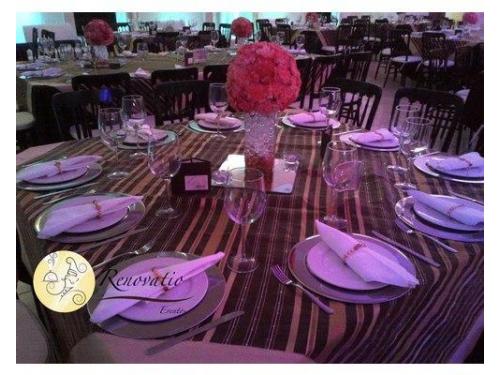 Mantel chocolate y sobremantel dorado a rayas.