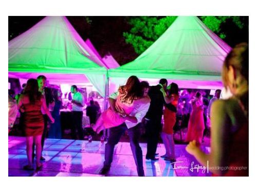 Bailando sobre la pista iliuminada