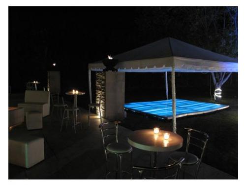 Montaje de pista de baile en jardín