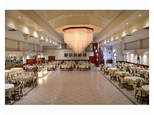 Bello candil al centro del salón