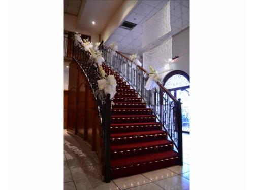 Escalera para que bajen los novios