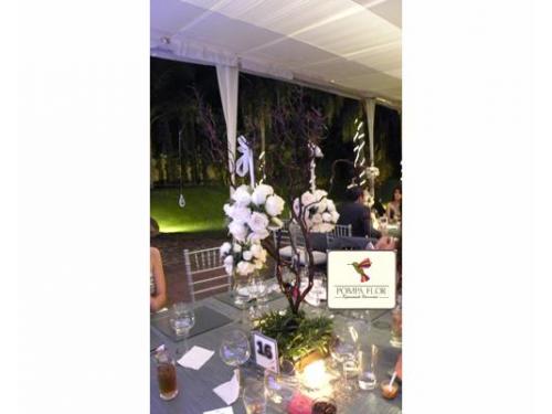 Árbol con esferas de rosas