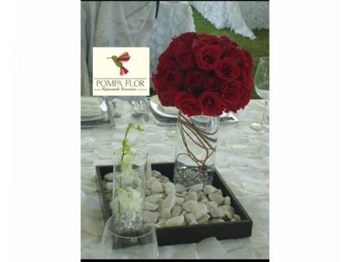 Centro orquídea y rosas rojas