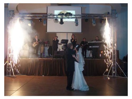 Baile de novios con pirotecnia