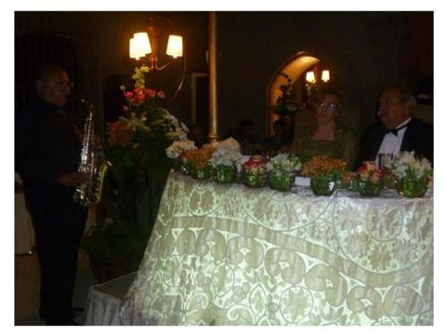 Saxofonista en mesa de novios