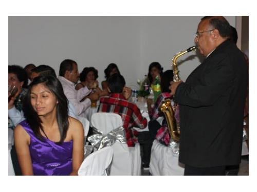 Invitados disfrutando del sax