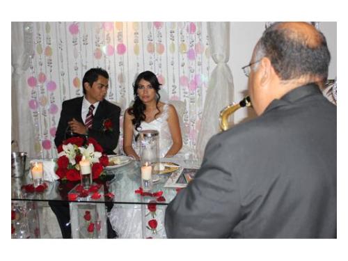 Saxofonista enfrente de los novios