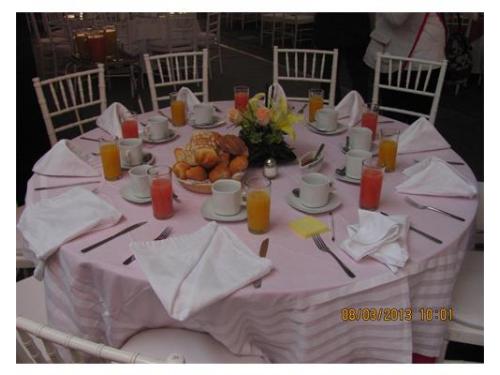 Mesa redonda con sillas tiffany