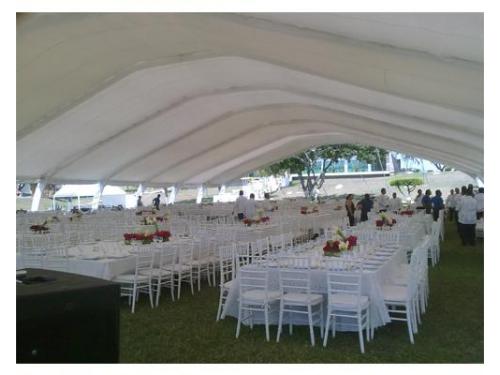 Montaje de carpa en jardín