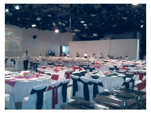 Montaje de mesas en salón