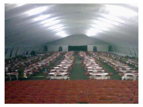 Montaje de mesas redondas en carpa