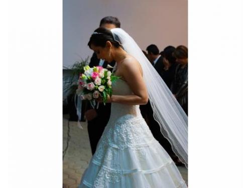 Novia con su vestido y ramo