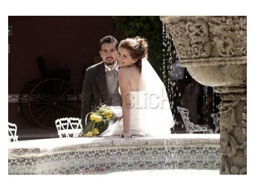 Los felices recién casados disfrutando de su fiesta