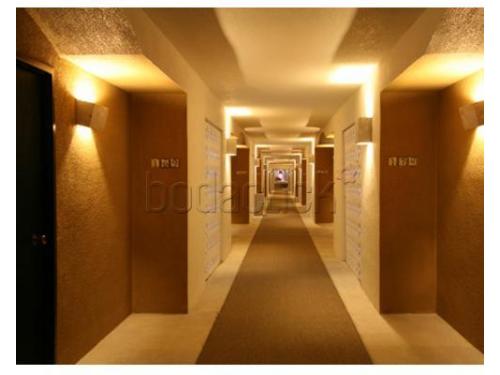 Pasillo con luz tenue