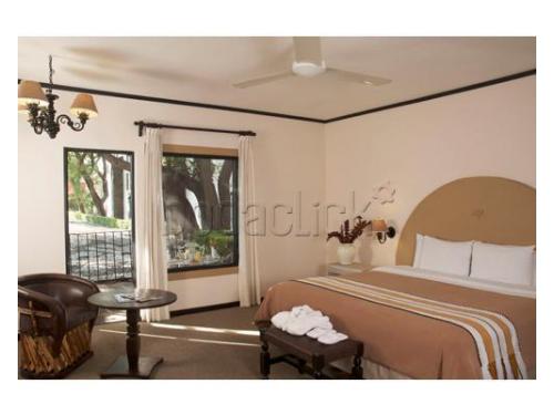 Habitación con terraza y vista a los jardines