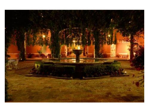 Entrada al lugar iluminada