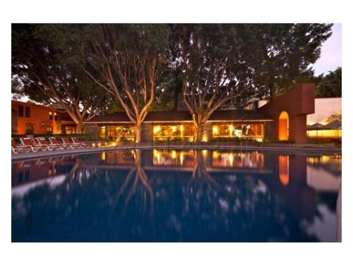 Vista del restaurante desde la alberca de noche