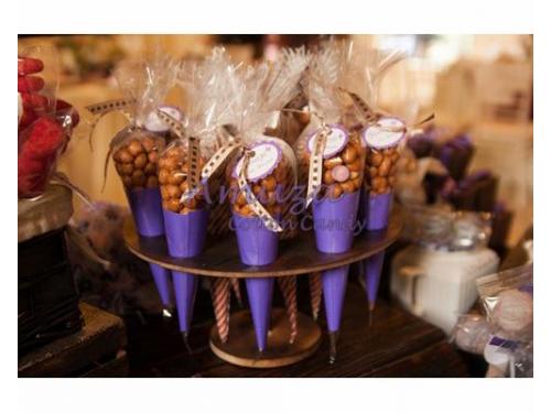 Conos con cacahuates