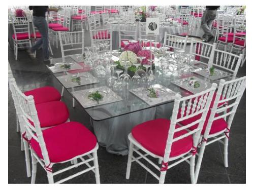 Montaje en mesa de cristal para 8 personas