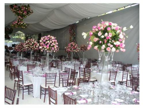 Centros de mesa altos con variedad de flores