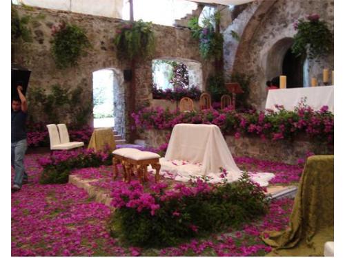 El altar y asientos de los novios