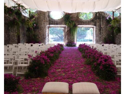 Totalmente decorada con pétalos de flores