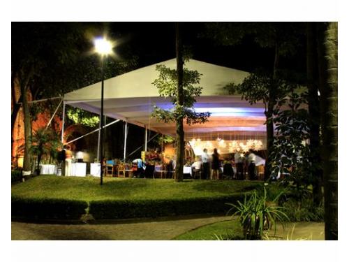 Evento en jardín de noche