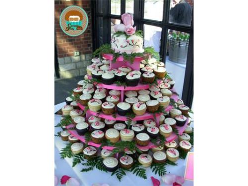 Torre de cupcakes con pastel de fondant