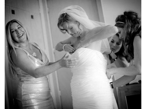 Ajustándose el vestido