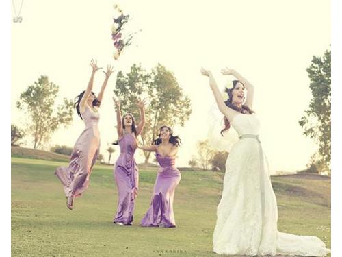 Novia aventando el ramo