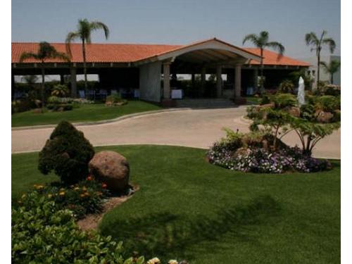 Entrada con hermosos jardines