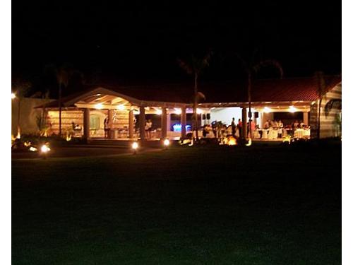 Vista nocturna del salón de tu boda