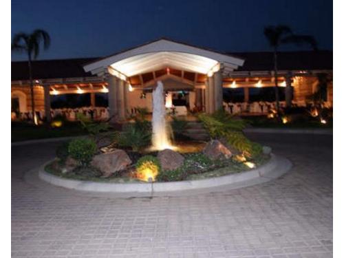 Fabulosa iluminación en la fuente de la entrada