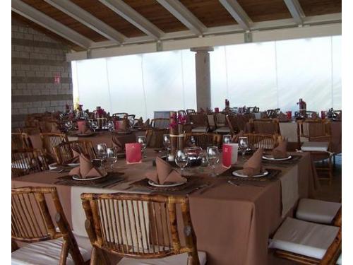 Sillas de madera combinadas con manteles cafés