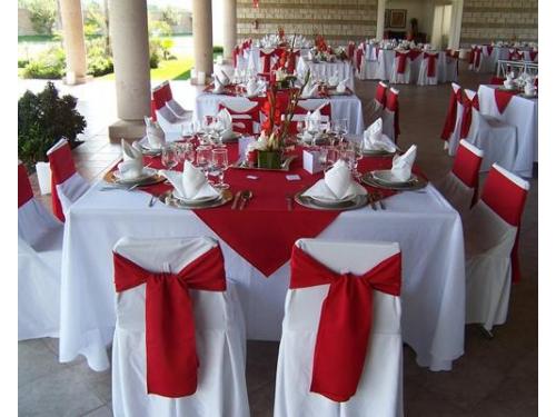 Montaje en color blanco con rojo, ideal para el romántico día