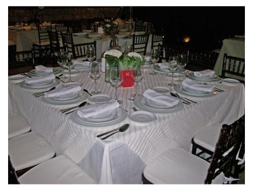 Montaje de mantelería blanca