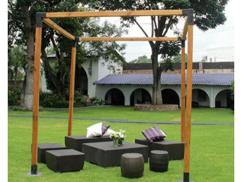 Montaje de mobiliario en jardín