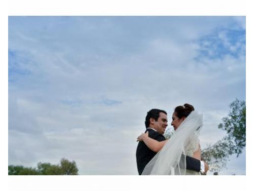 Novios con el cielo de fondo