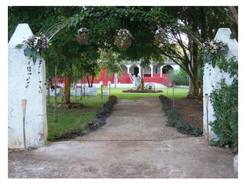 Entrada a los jardines y casco