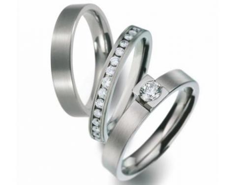 Argollas y anillo de compromiso