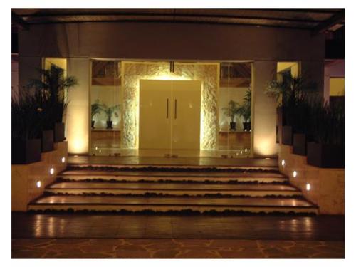 Entrada principal de noche