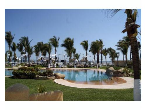 Gran jardín con alberca