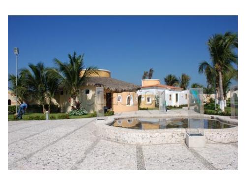 Espejo de agua y fuente decorativa