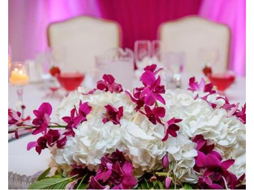 Arreglo floral en la mesa de los novios